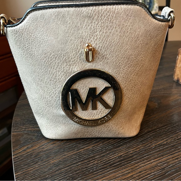 Michael Kors EUC Small Pebbled Leather Crossbody Bag Large MK Logo Beige Clasp - Picture 2 of 8